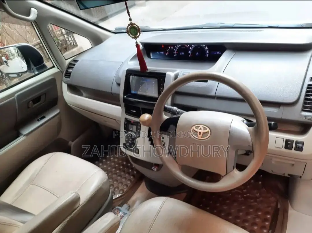 Toyota HiAce 2010 White