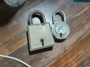 লক এবং চাবি (প্রতিটি লকের জন্য ১টি চাবি)