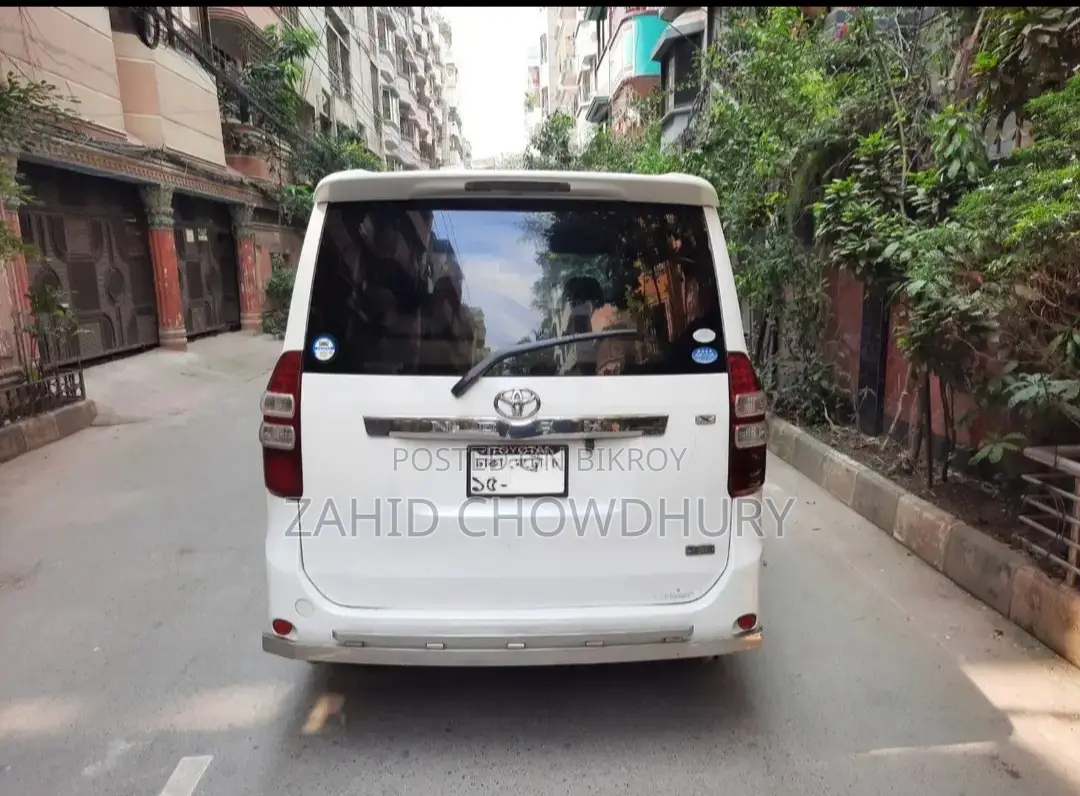 Toyota HiAce 2010 White