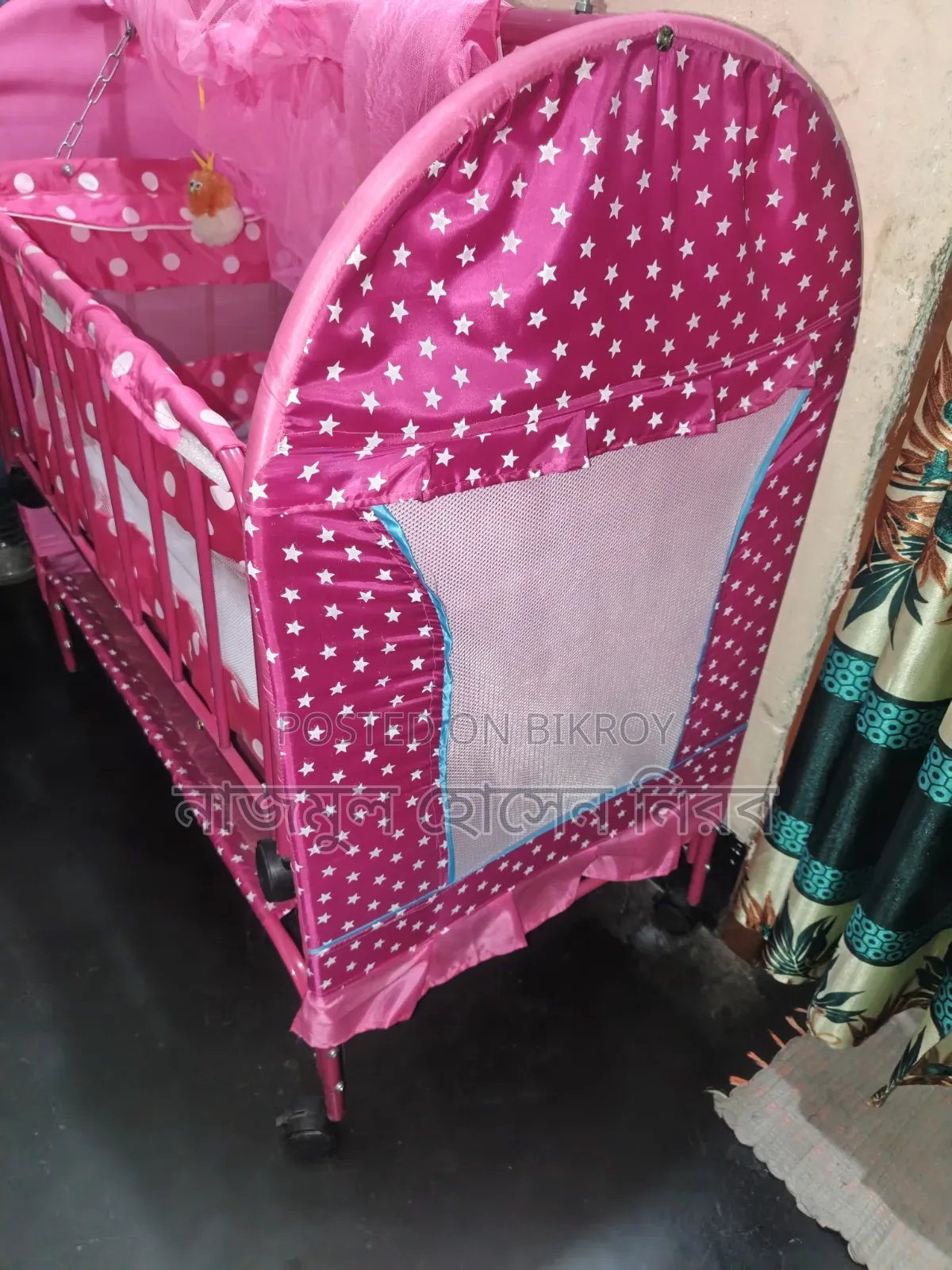এটি একটি বাচ্চাদের দোলনা