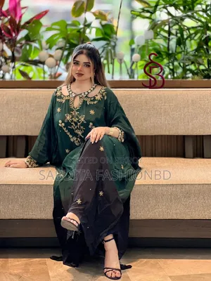 এক্সক্লুসিভ হ্যান্ড-ওয়ার্কড কারচুপি কামিজ সেট