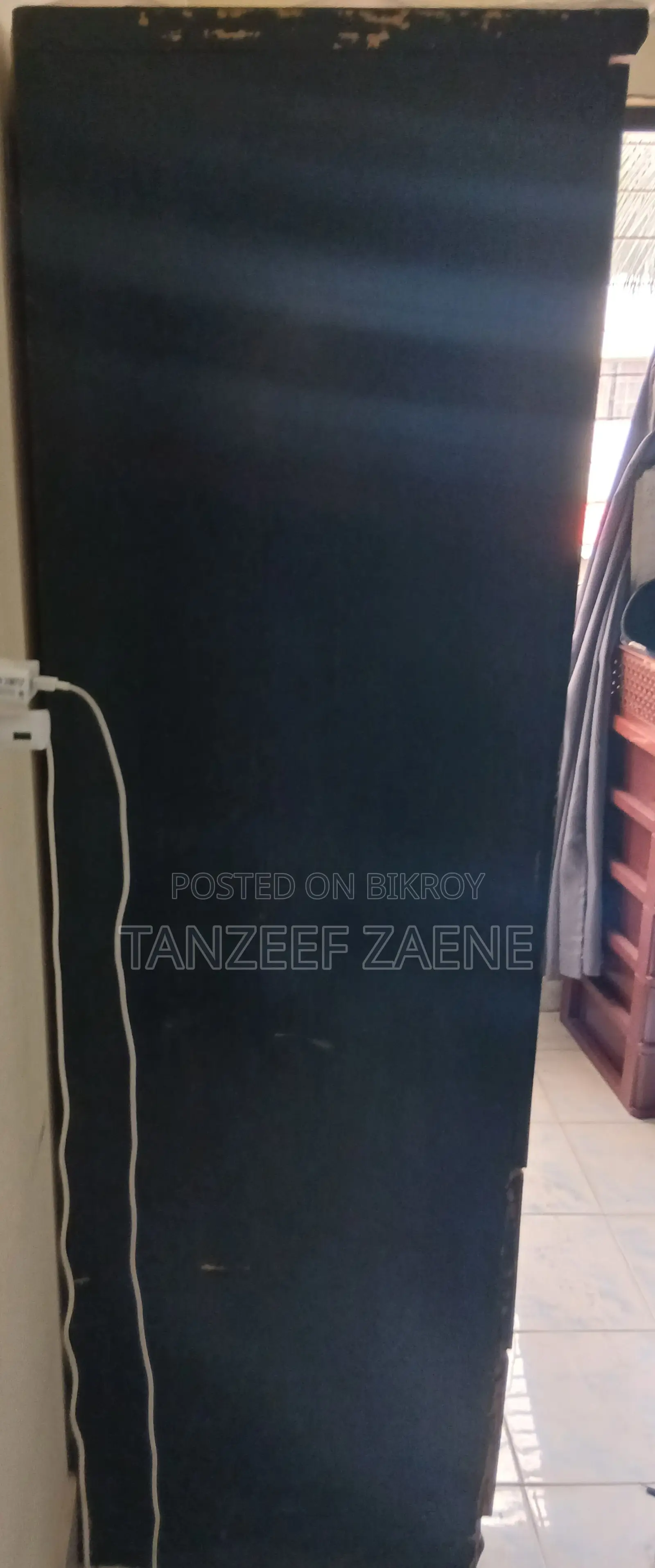 কালো আলমারির