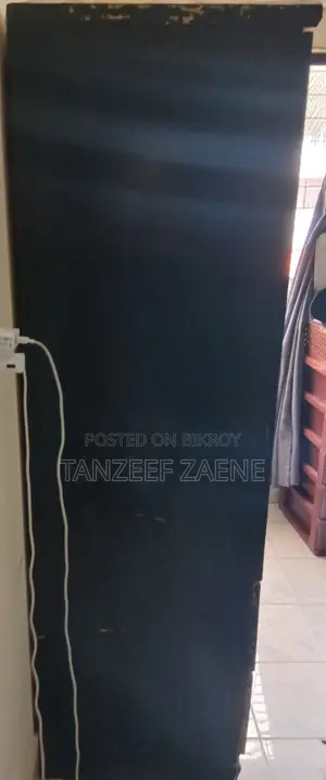 কালো আলমারির