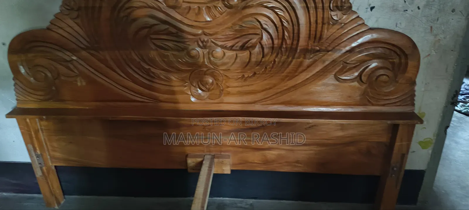 Sale of a Mahogany Wooden Bed