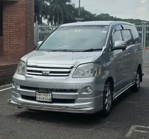 Toyota Noah 2005 Silver