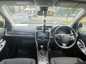 Toyota Premio 2017 Silver