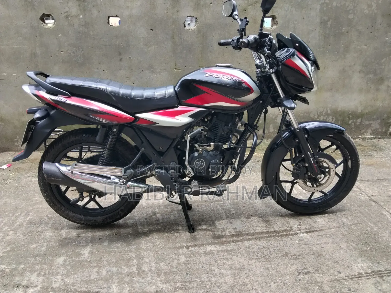 বাজাজ ডিসকভার ১২৫ ২০২১ কালো