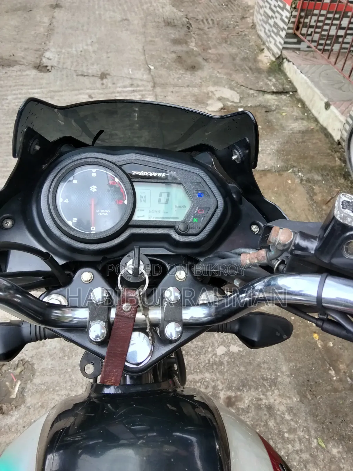 বাজাজ ডিসকভার ১২৫ ২০২১ কালো