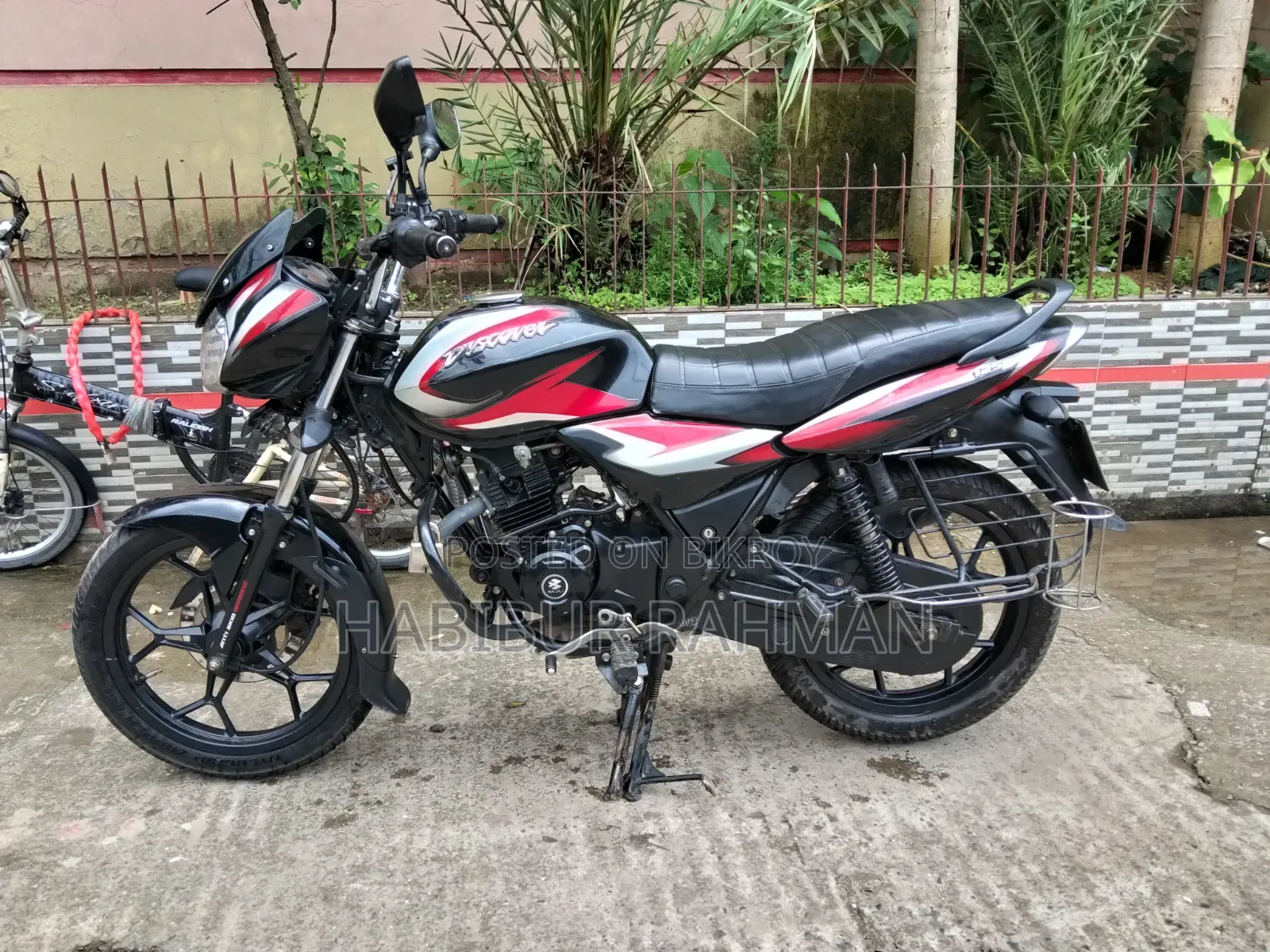বাজাজ ডিসকভার ১২৫ ২০২১ কালো