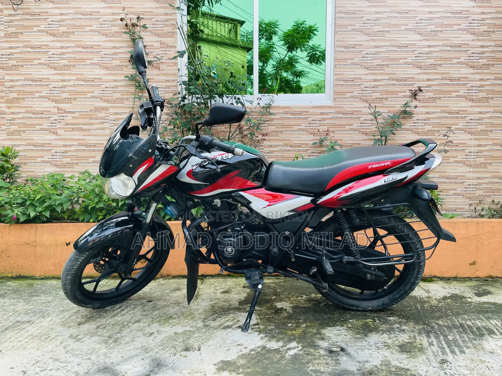 বাজাজ ডিসকভার ১২৫ ২০২১ কালো
