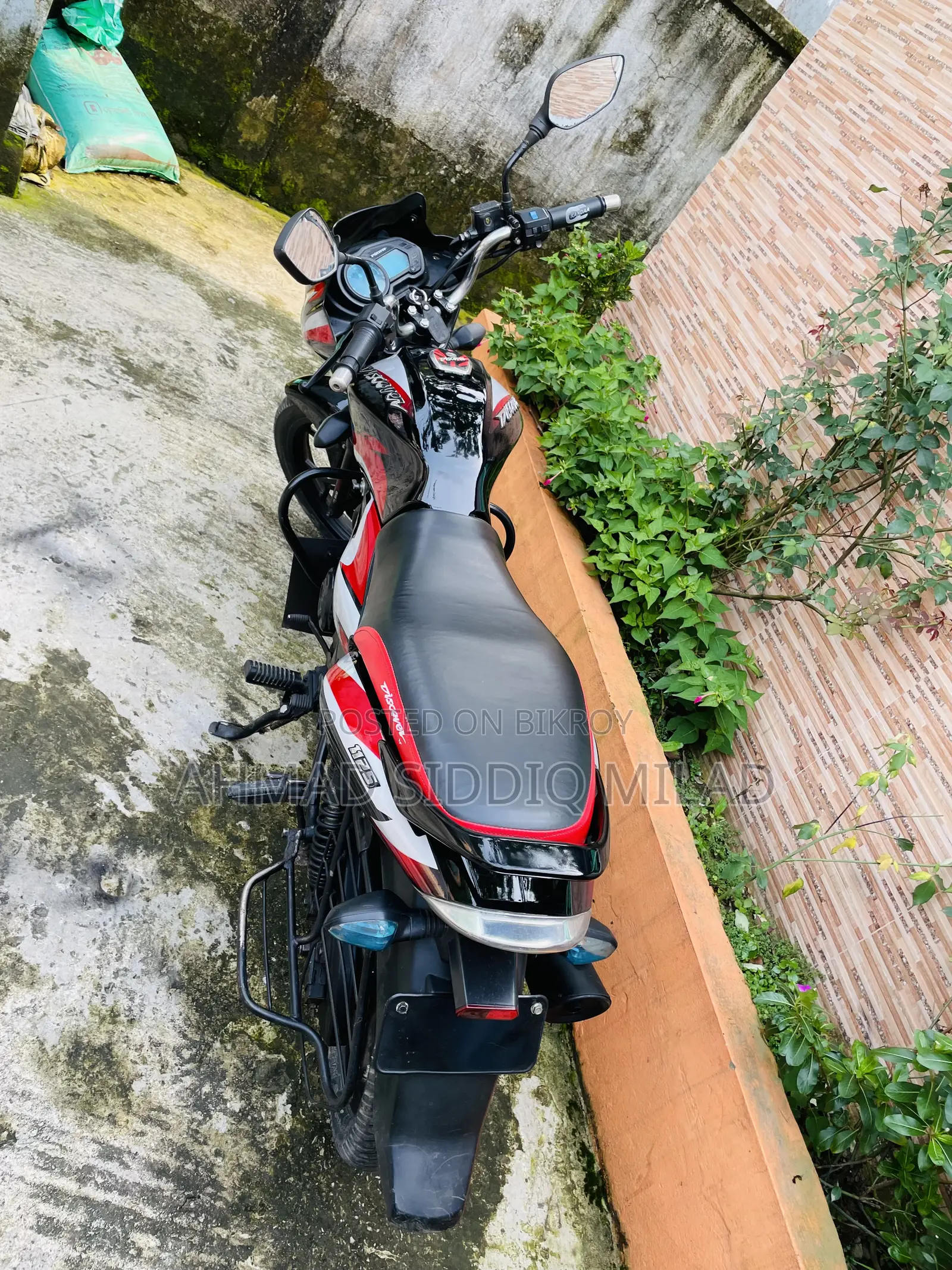 বাজাজ ডিসকভার ১২৫ ২০২১ কালো
