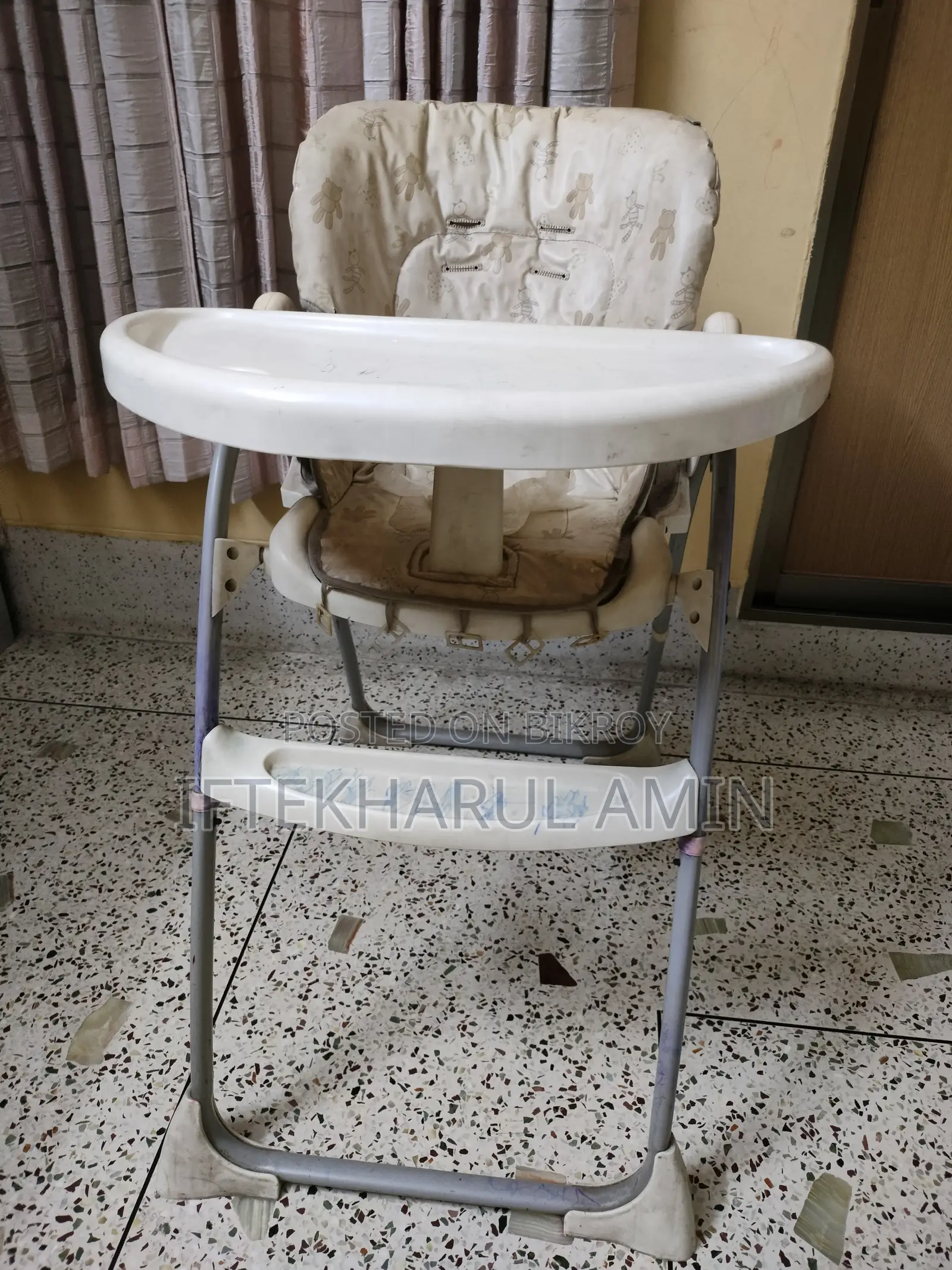 ফিডিং সহ বেবি চেয়ার