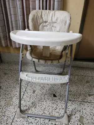 ফিডিং সহ বেবি চেয়ার