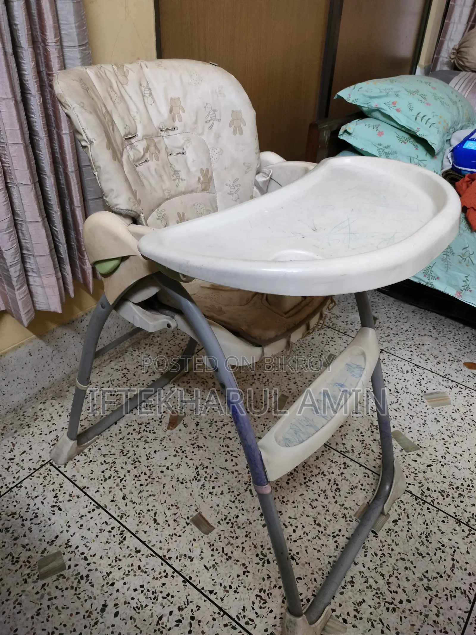 ফিডিং সহ বেবি চেয়ার