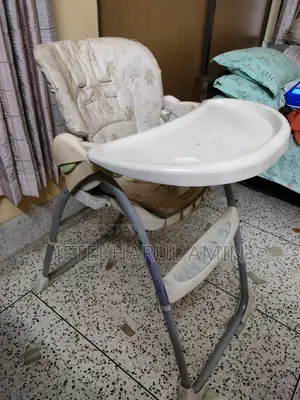 ফিডিং সহ বেবি চেয়ার