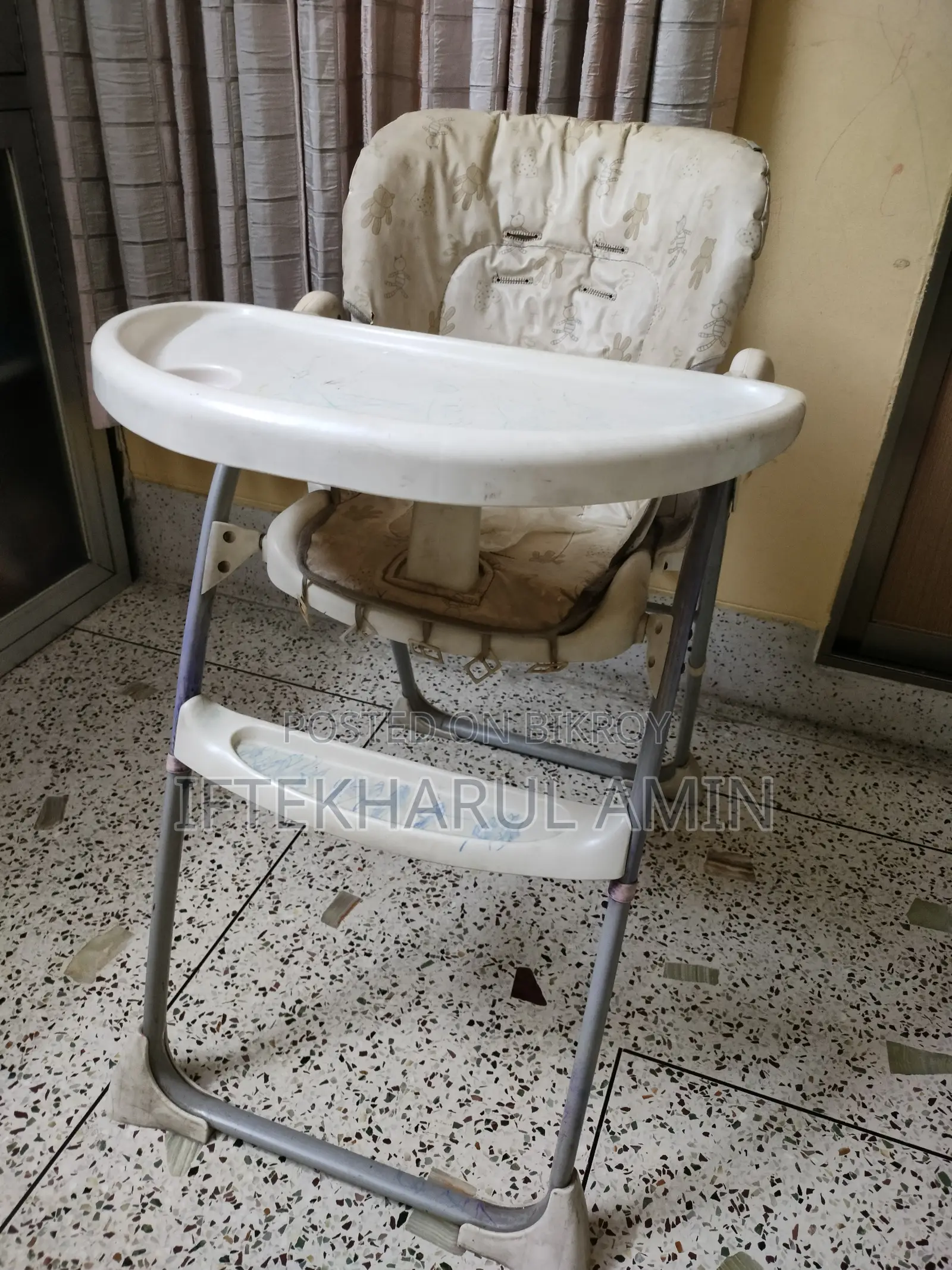 ফিডিং সহ বেবি চেয়ার