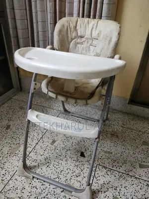 ফিডিং সহ বেবি চেয়ার