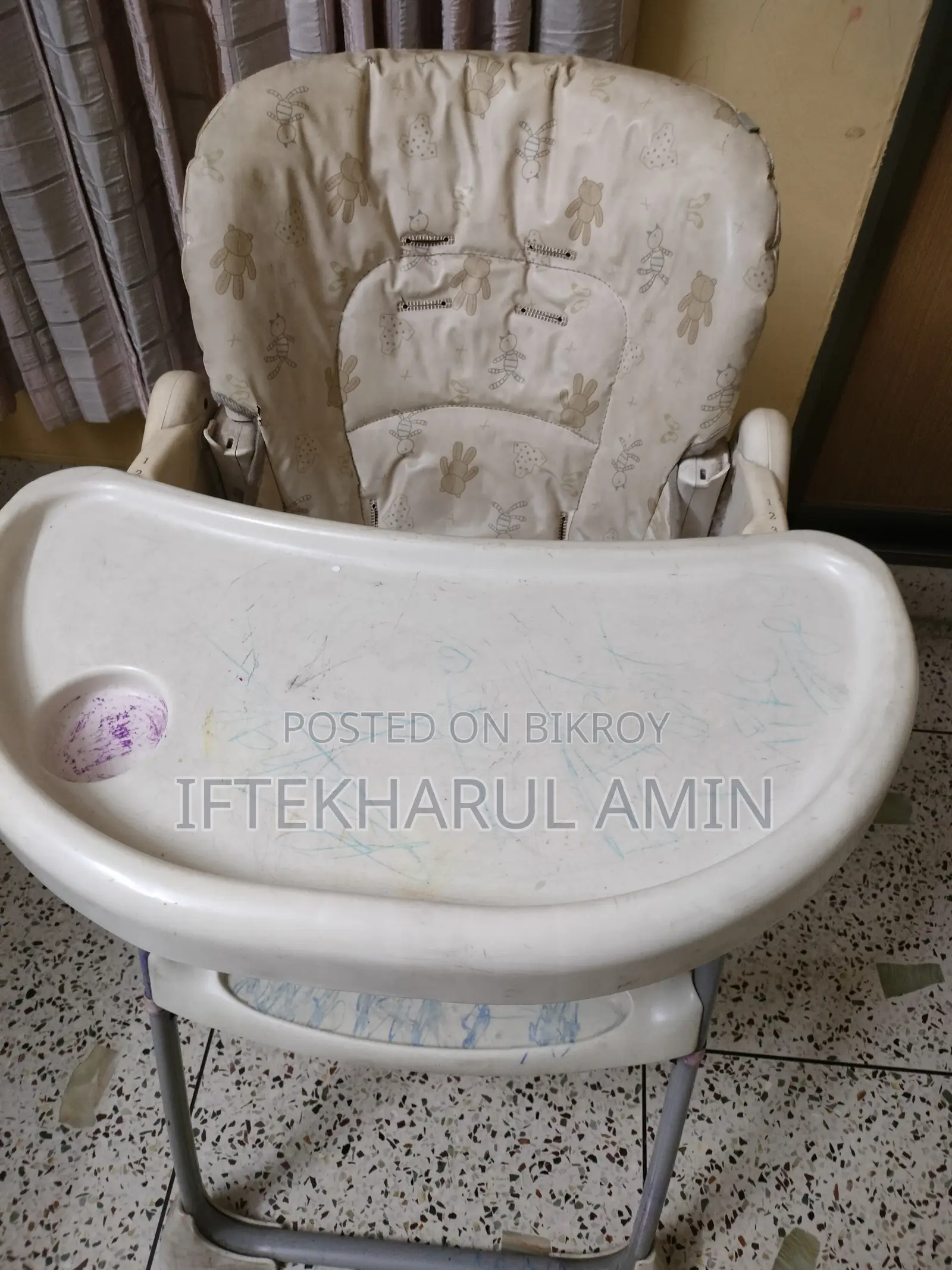 ফিডিং সহ বেবি চেয়ার