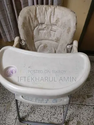 ফিডিং সহ বেবি চেয়ার