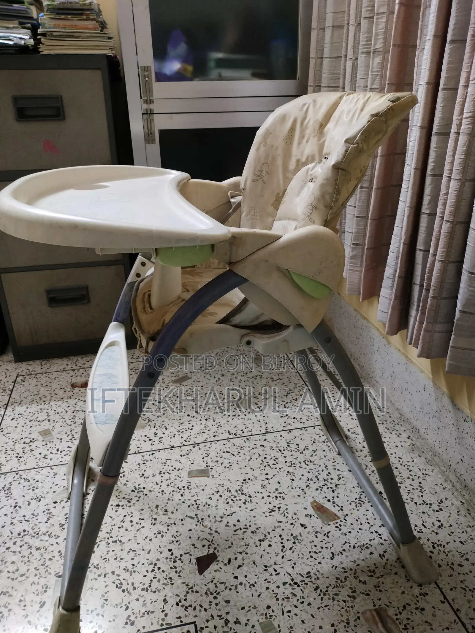 ফিডিং সহ বেবি চেয়ার