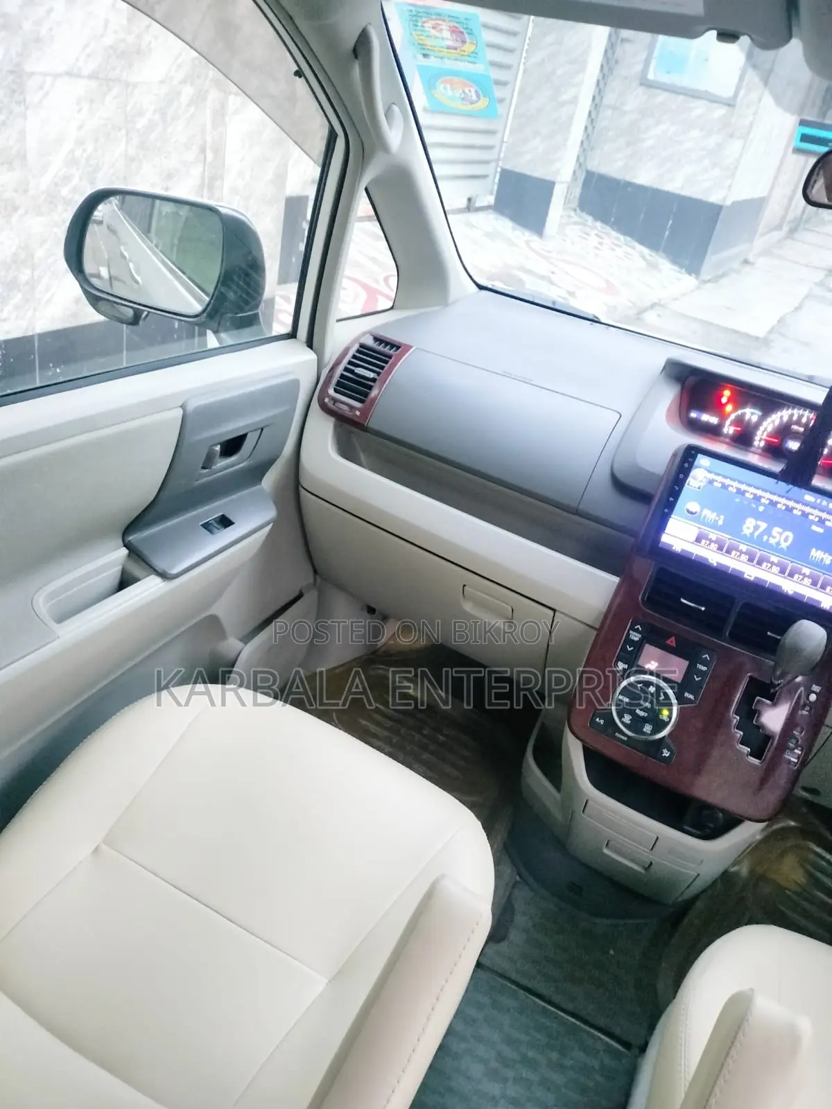 Toyota Noah 2.0 143hp FWD (8 Seater) 2011 Pearl