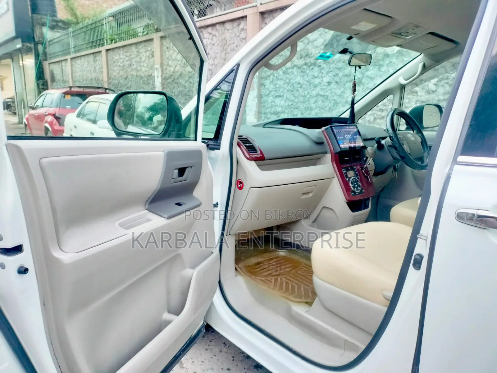 Toyota Noah 2.0 143hp FWD (8 Seater) 2011 Pearl