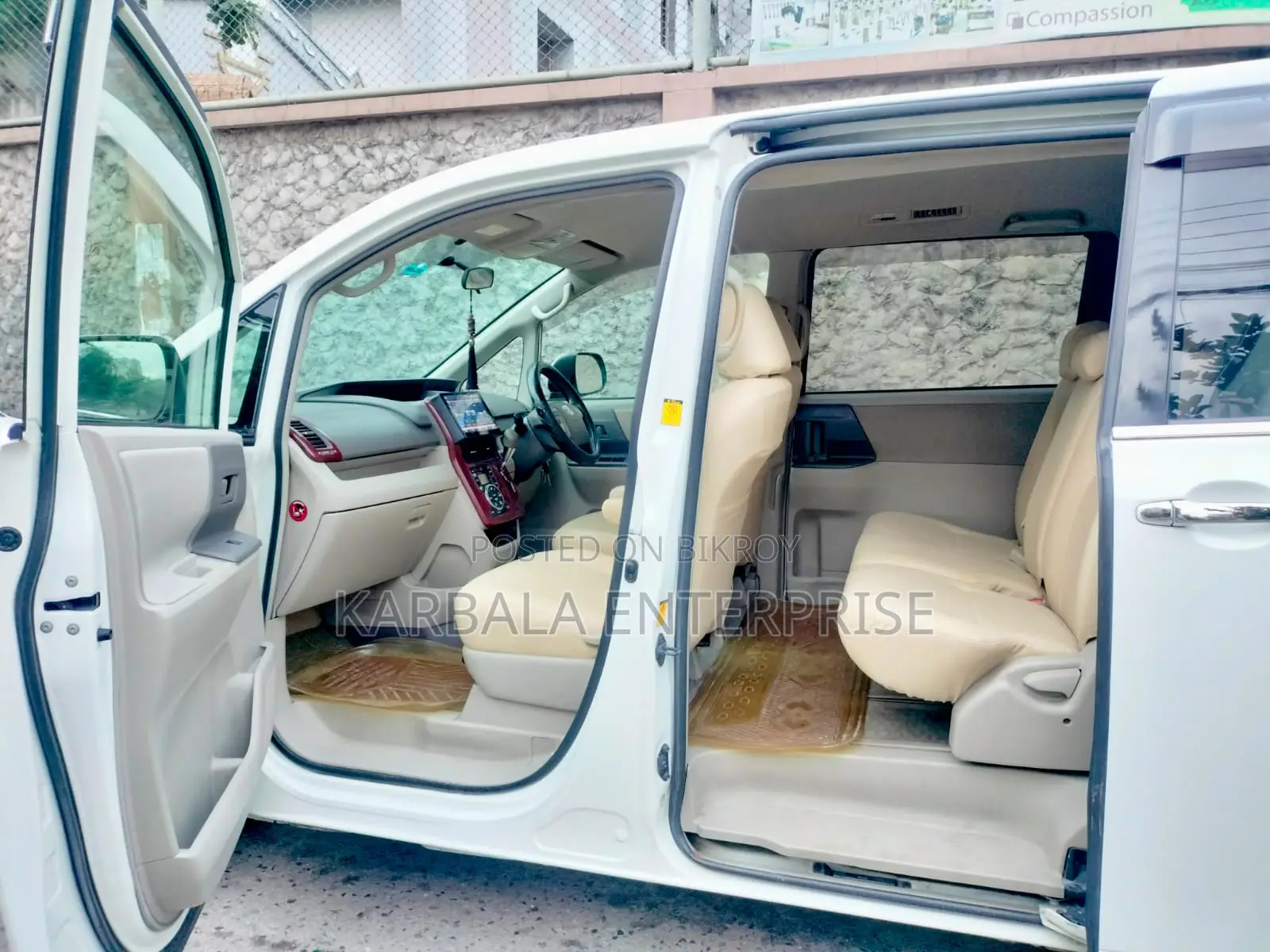 Toyota Noah 2.0 143hp FWD (8 Seater) 2011 Pearl