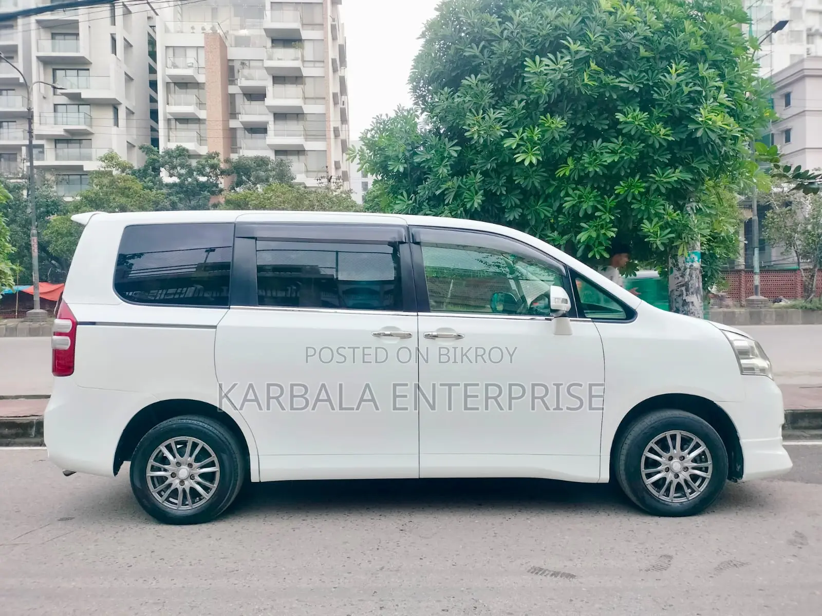 Toyota Noah 2.0 143hp FWD (8 Seater) 2011 Pearl