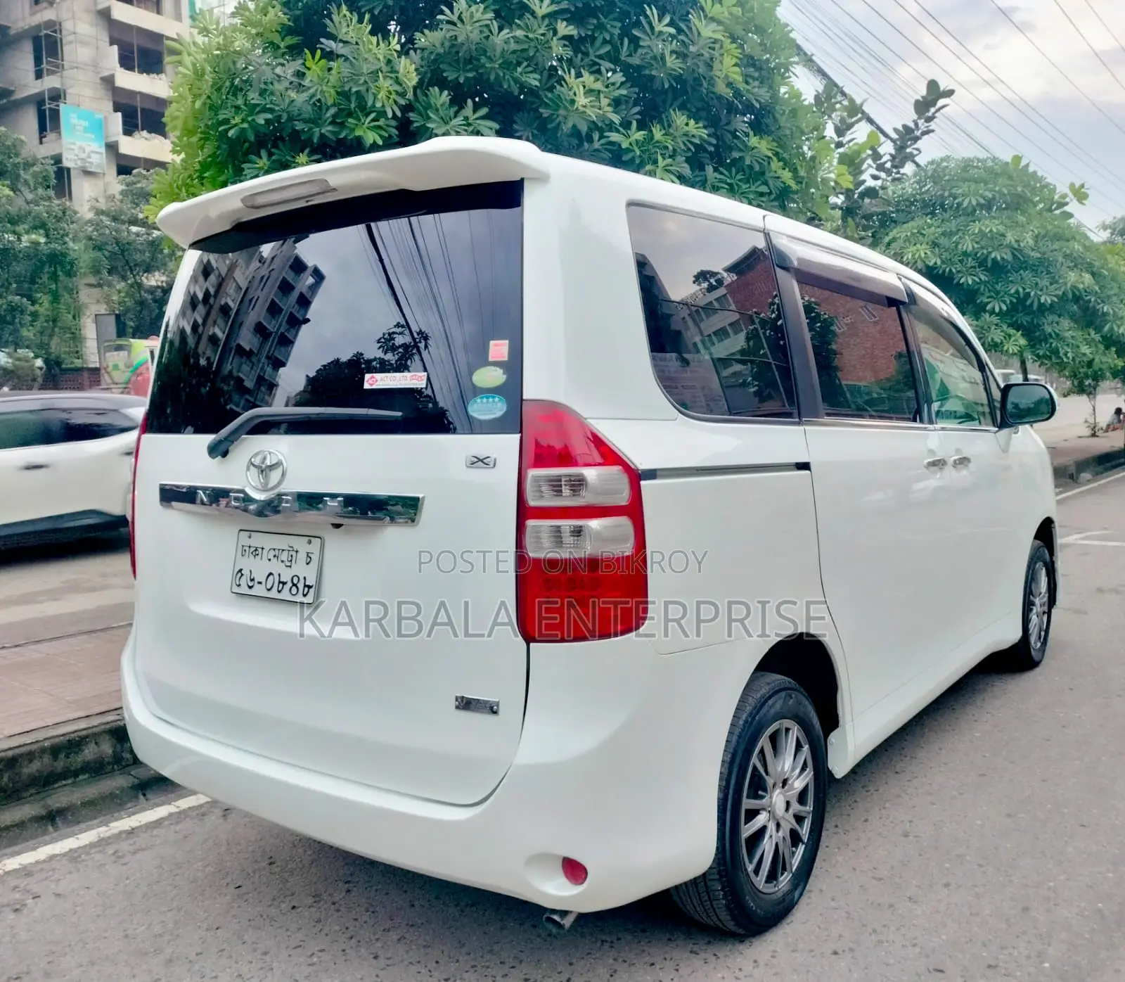 Toyota Noah 2.0 143hp FWD (8 Seater) 2011 Pearl