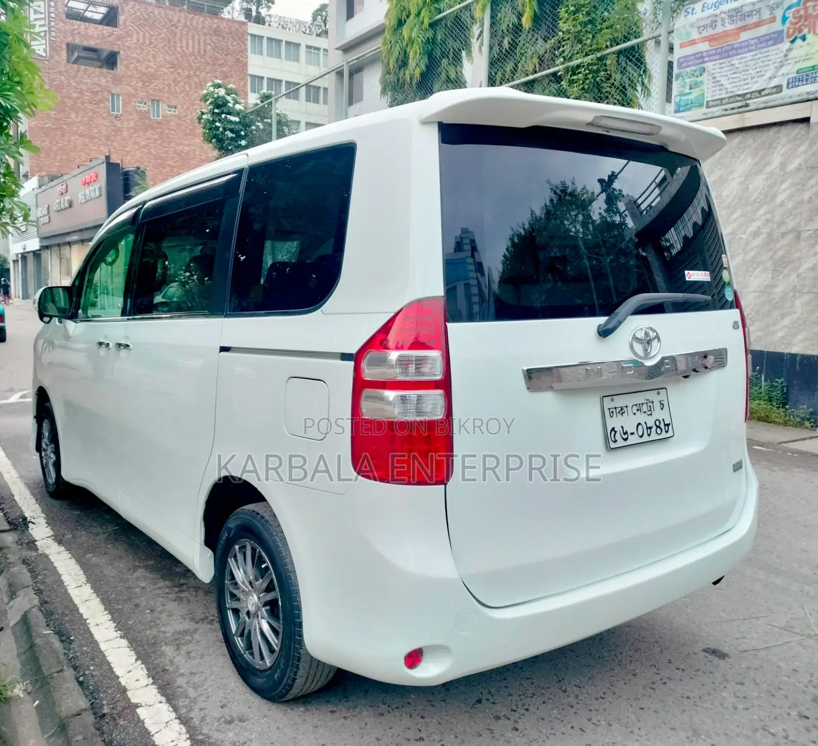 Toyota Noah 2.0 143hp FWD (8 Seater) 2011 Pearl