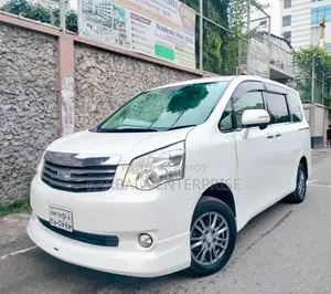 Toyota Noah 2.0 143hp FWD (8 Seater) 2011 Pearl