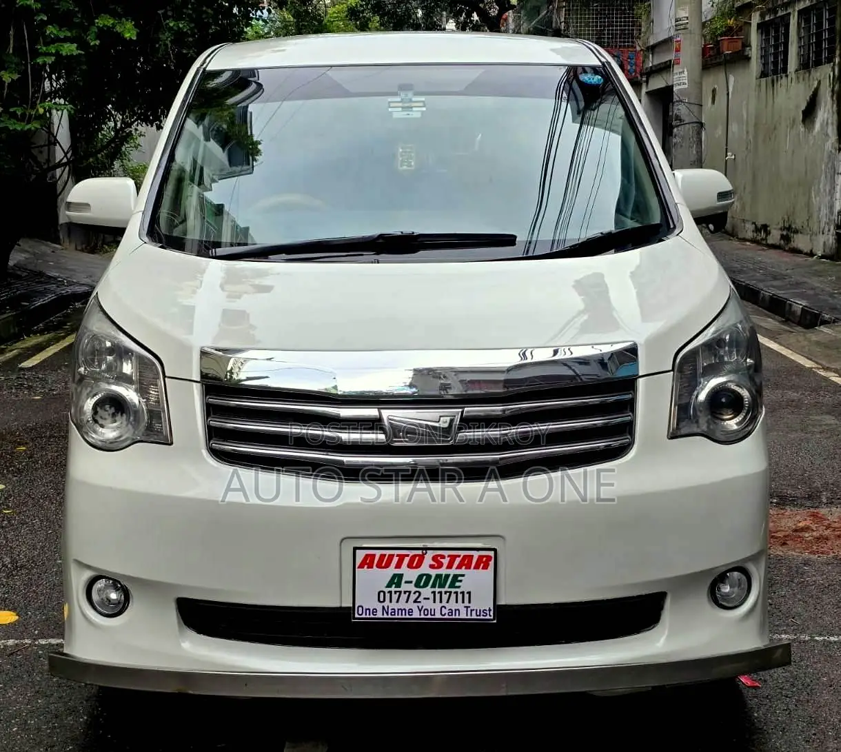 Toyota Noah 2.0 143hp AWD (8 Seater) 2011 Pearl
