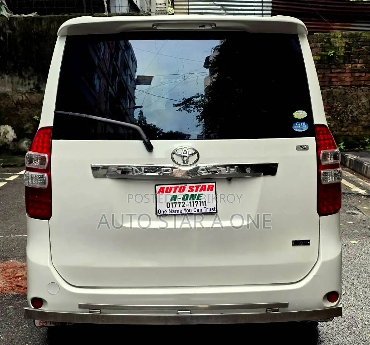 Toyota Noah 2.0 143hp AWD (8 Seater) 2011 Pearl