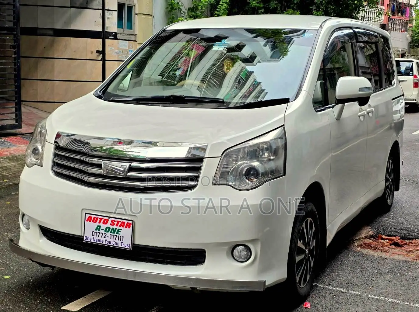 Toyota Noah 2.0 143hp AWD (8 Seater) 2011 Pearl