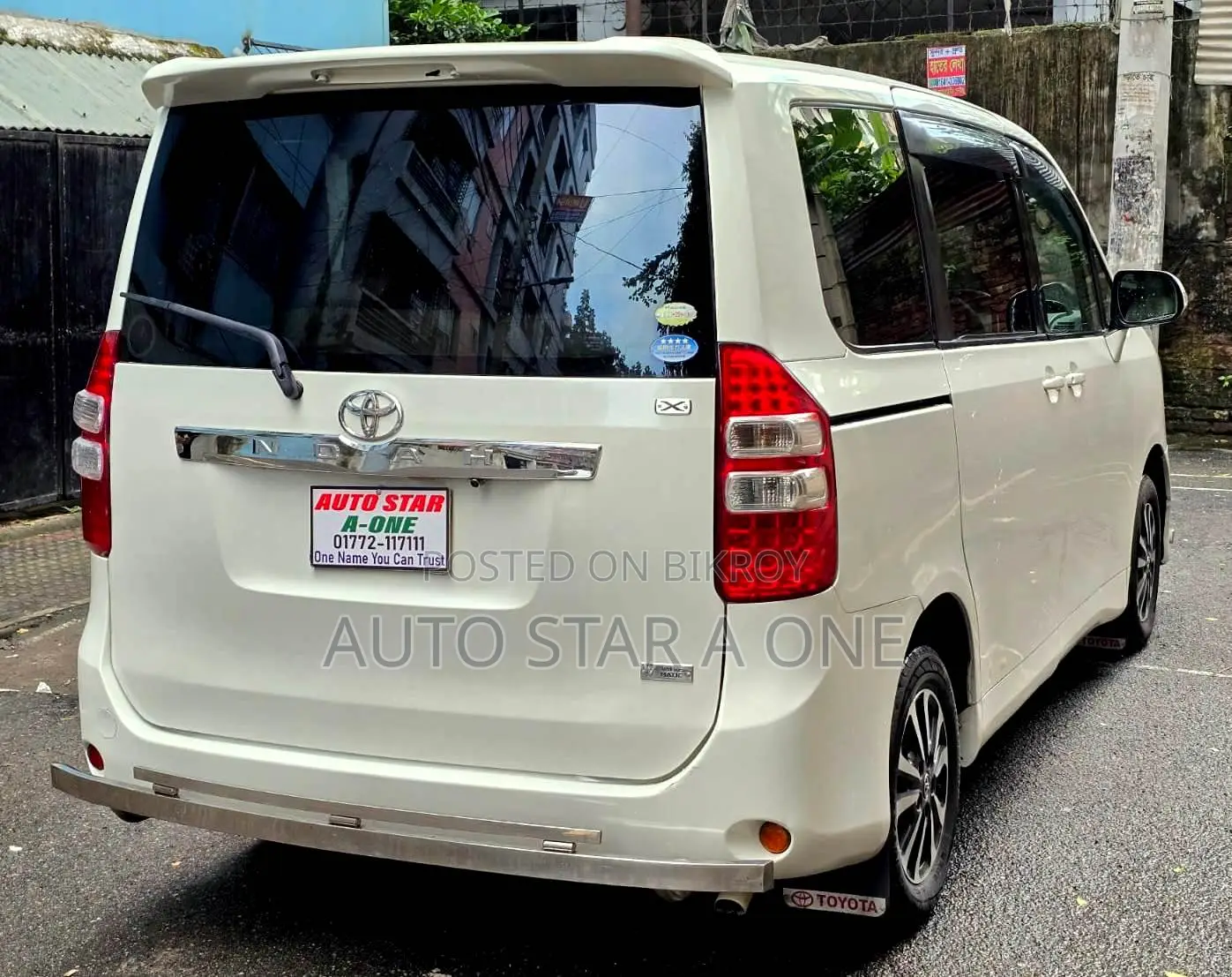 Toyota Noah 2.0 143hp AWD (8 Seater) 2011 Pearl