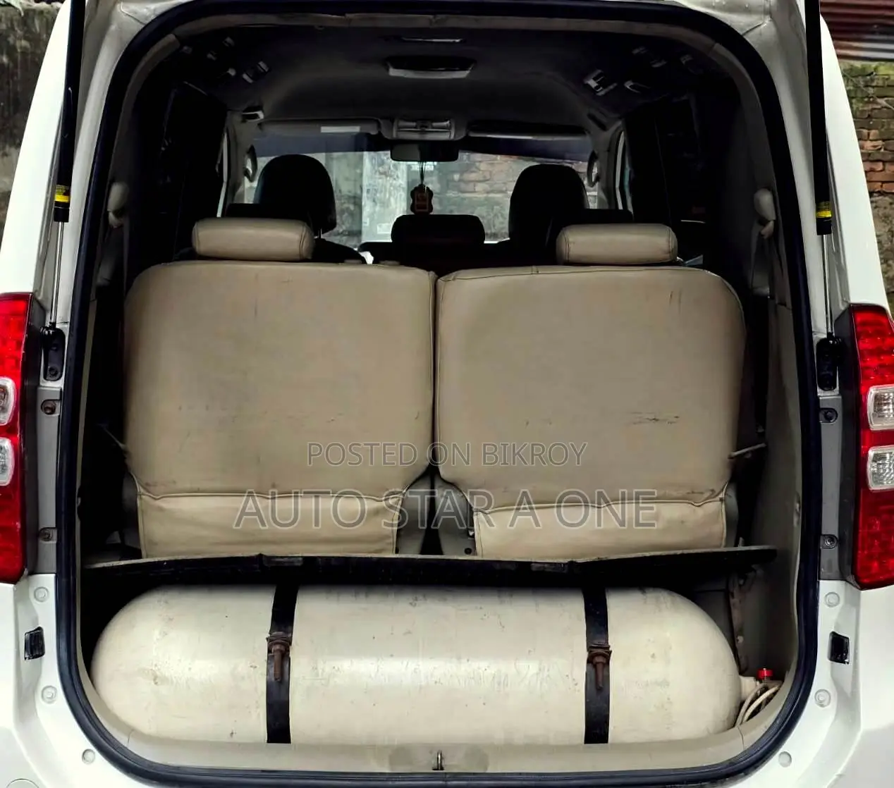 Toyota Noah 2.0 143hp AWD (8 Seater) 2011 Pearl