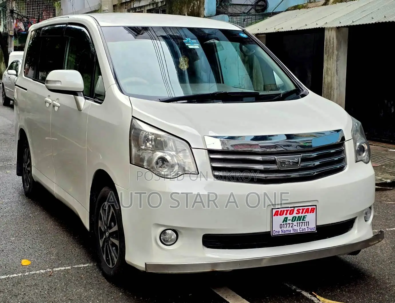 Toyota Noah 2.0 143hp AWD (8 Seater) 2011 Pearl