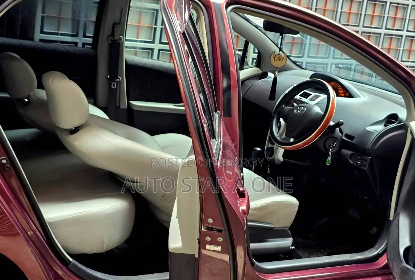 Toyota Vitz 1.0 Front-Wheel Drive 5-Door 2010 Maroon