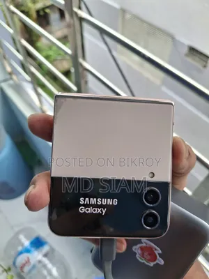 New Samsung Galaxy Z Flip4 128 GB Gold