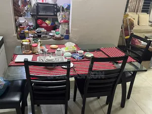 গ্লাস উইথ কাঠের ডাইনিং টেবিল ছয় চেয়ার সহ।