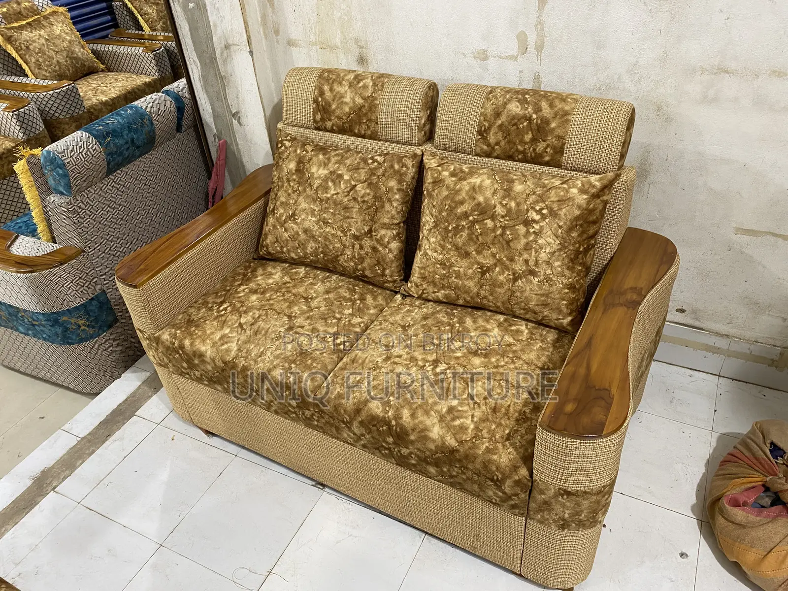 ২ ২ ১ ফাইভ সিট সোফা উইথ কুশনস