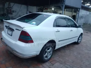 টয়োটা করোল্লা ২০০৪ সাদা
