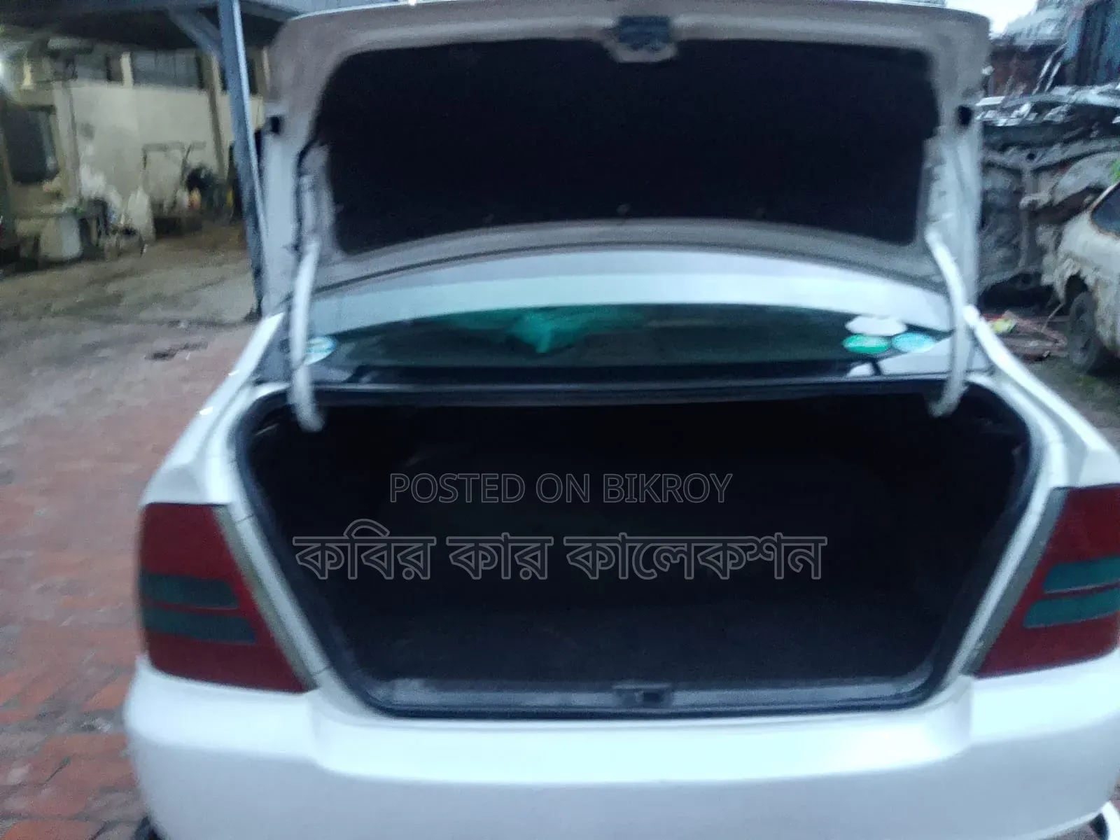 টয়োটা করোল্লা ২০০৪ সাদা