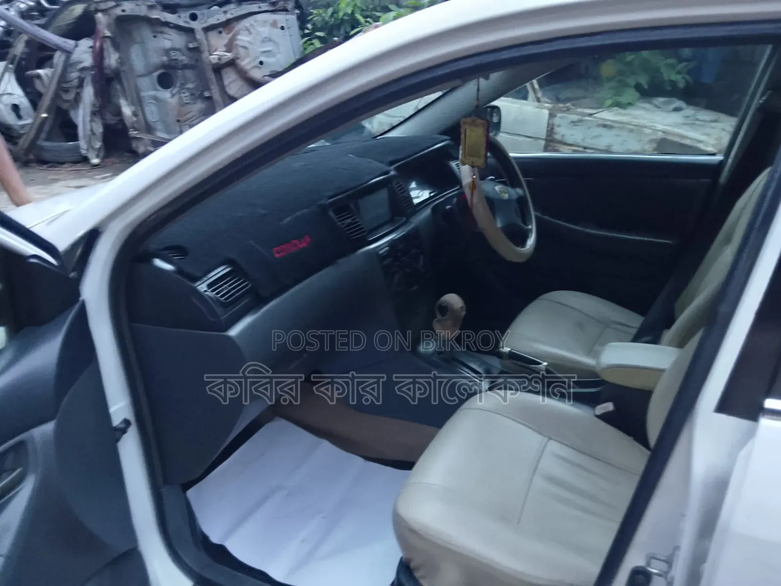 টয়োটা করোল্লা ২০০৪ সাদা
