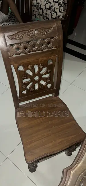 ডাইনিং টেবিল