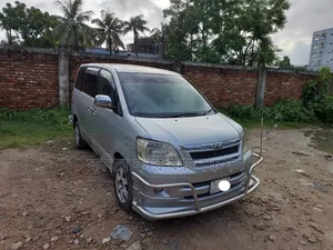 Toyota Noah 2004 Silver