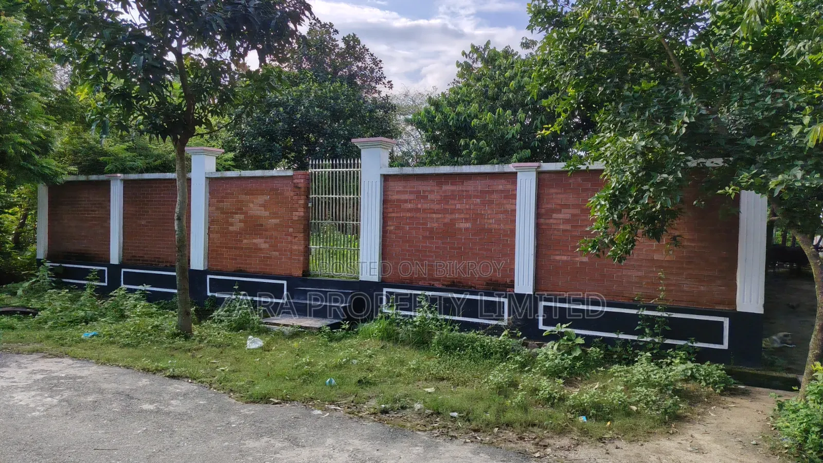 5 katha plot for sale near 300 ft in Sector 10.