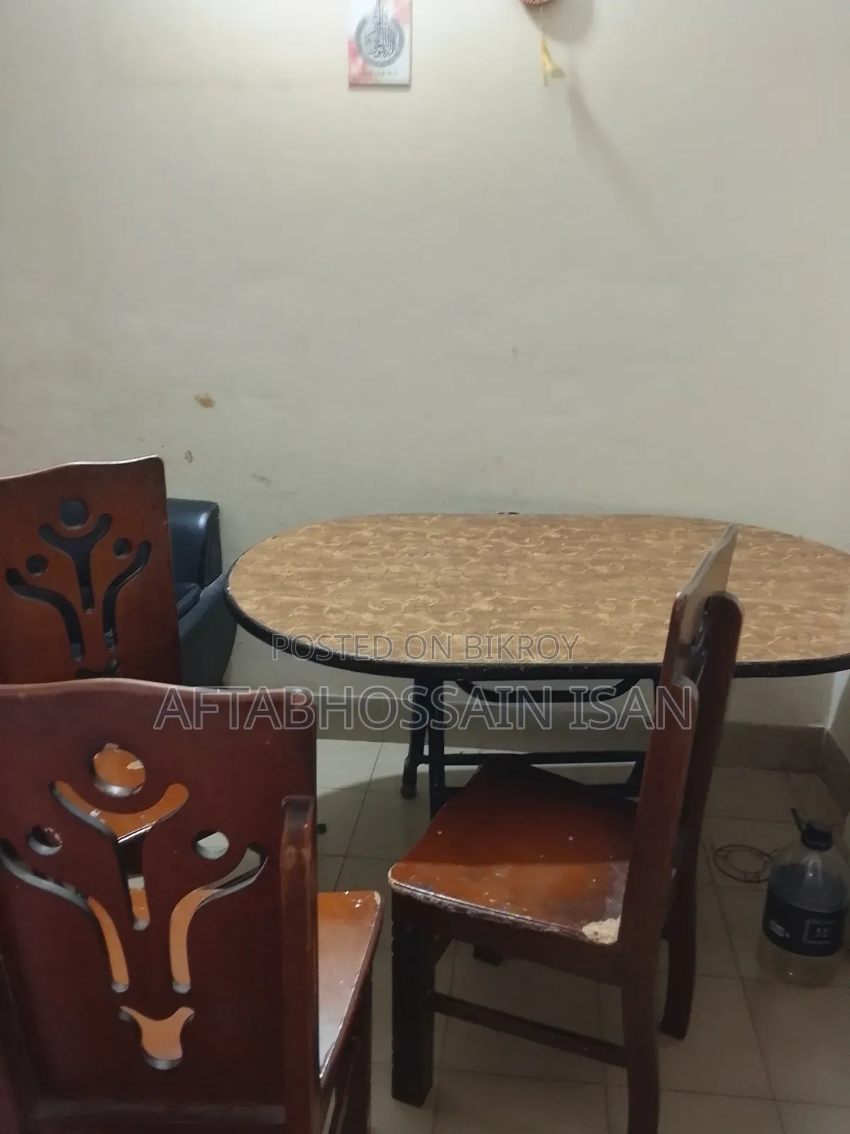 ডাইনিং টেবিল