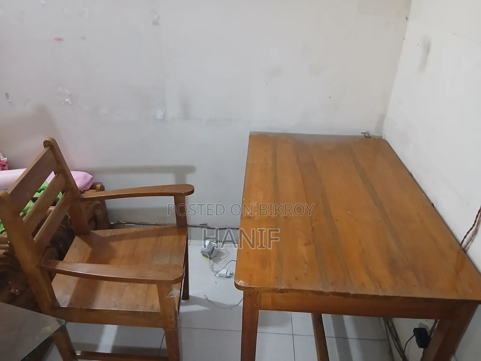 সেলিং : রিডিং টেবিল চেয়ার।