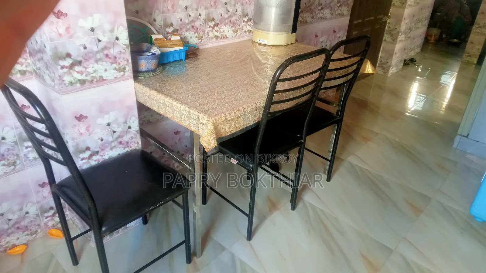 ডাইনিং টেবিল এবং চেয়ার
